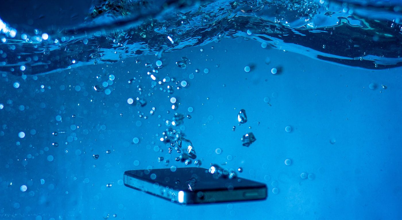 Telefoon in het water gevallen: de eerste tien minuten